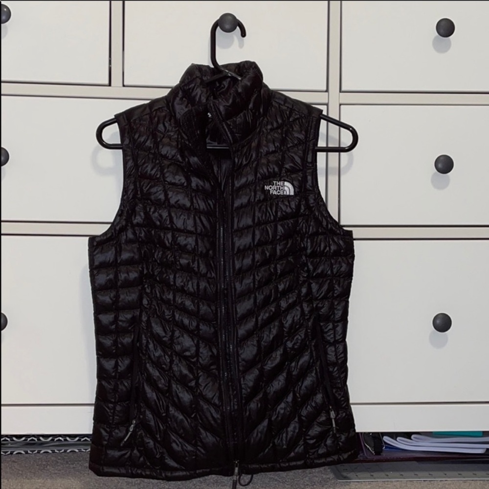 black north face puffer vest